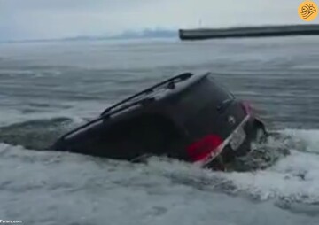 تصاویر آخر الزمانی از به زیر آب رفتن خودروی لندکروز در دریاچه یخ‌زده + فیلم