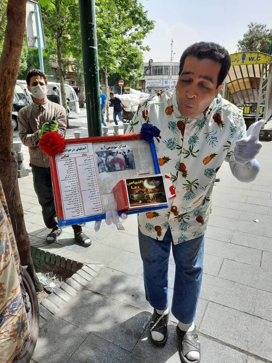 اجرای زیبای آهنگ با سوت توسط یک هنرمند در خیابان‌های تهران + فیلم