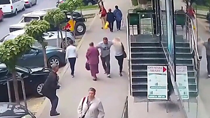 مردی که دیوانه‌وار به سینه دو زن در خیابان مشت می‌زند + فیلم