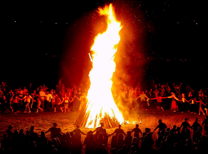 جشن آذرگان در گذشته چگونه برگزار می شد؟ | جشن آذرگان مربوط به چه قومی است؟