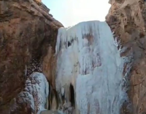 حتما از آبشار سفید ندوشن بازدید کنید