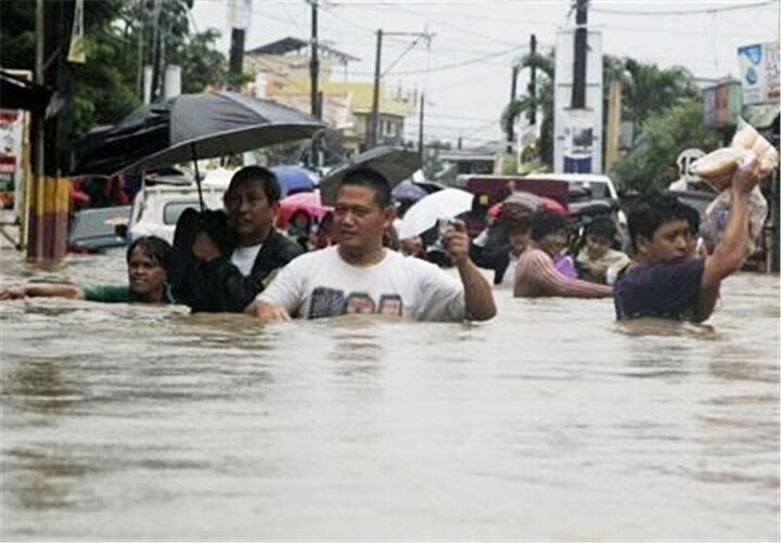 شنا کردن شهروندان سیل زده فیلیپینی در خیابان + فیلم