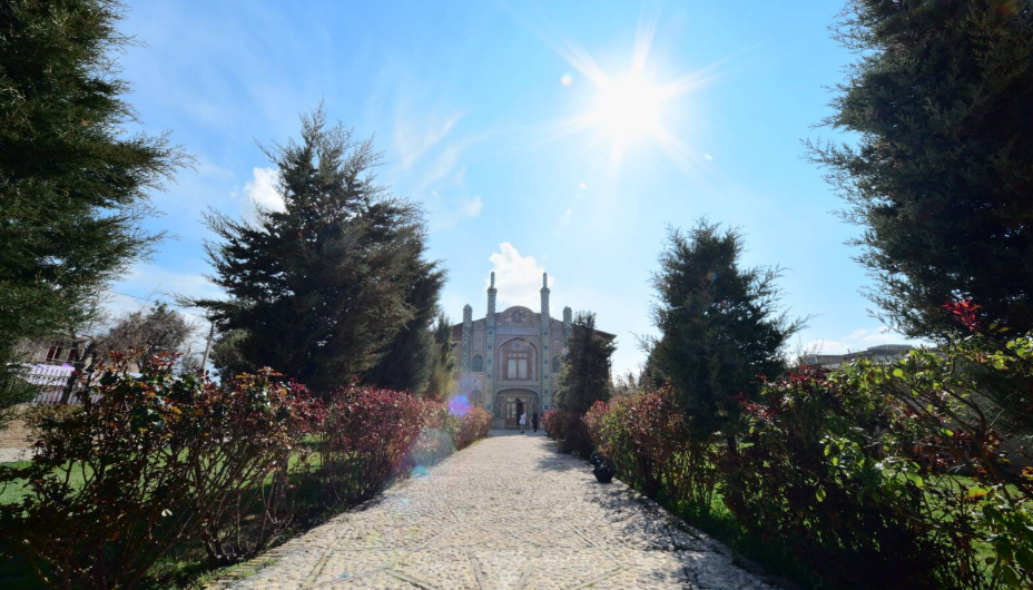 اثر تاریخی آیینه خانه مفخم در کدام شهر است