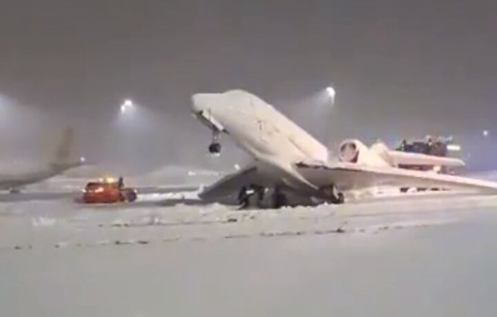 یک هواپیما در فرودگاه یخ زد! + فیلم