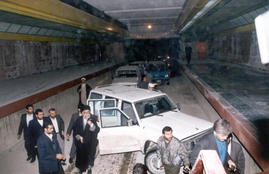 عکس کمتر دیده شده از رهبرانقلاب در مترو تهران