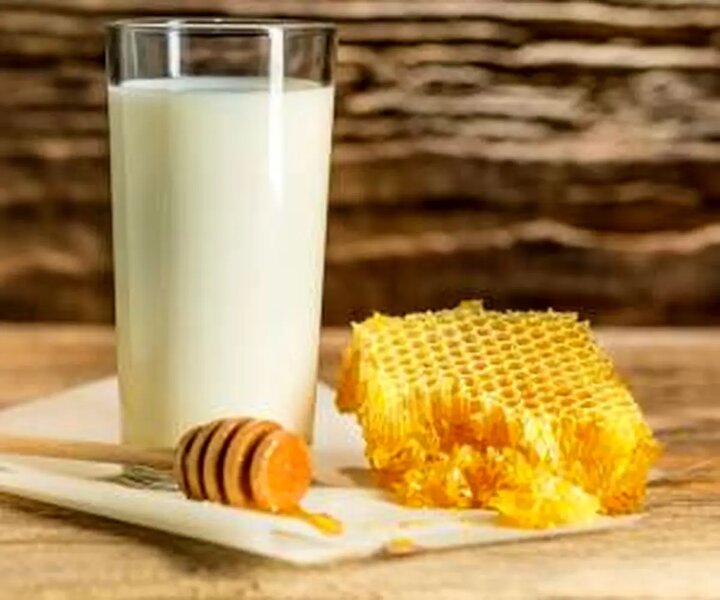 حقایقی در مورد مصرف شیر عسل داغ