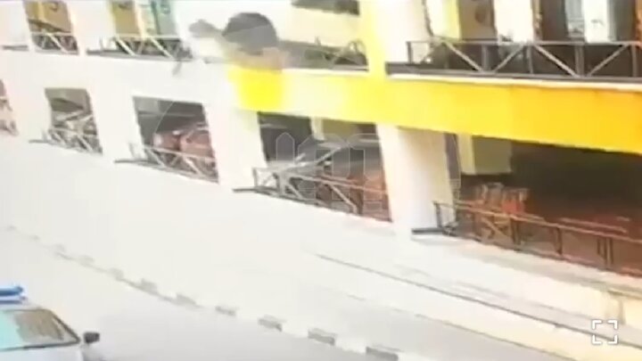 تصاویر هولناک از لحظه سقوط خودرو از داخل پارکینگ یک مرکز خرید به پایین + فیلم