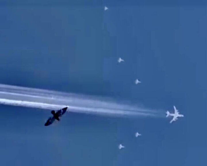  لحظه عبور هواپیمای پوتین از آسمان شیراز با سوخوهای اسکورت کننده/ فیلم