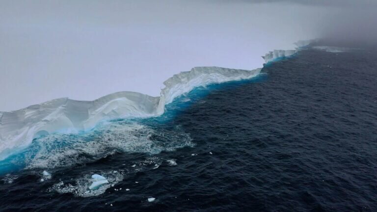 تصاویر تماشایی از بزرگترین کوه یخ جهان که بعد از ۳۰ سال به حرکت درآمده است