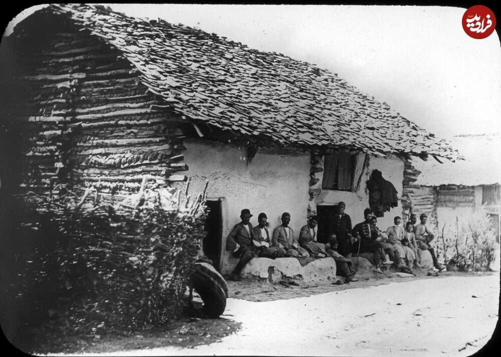 سفر به عصر قاجار؛ از قهوهخانۀ گیلان تا قدیمیترین عکس «نماز جمعه»