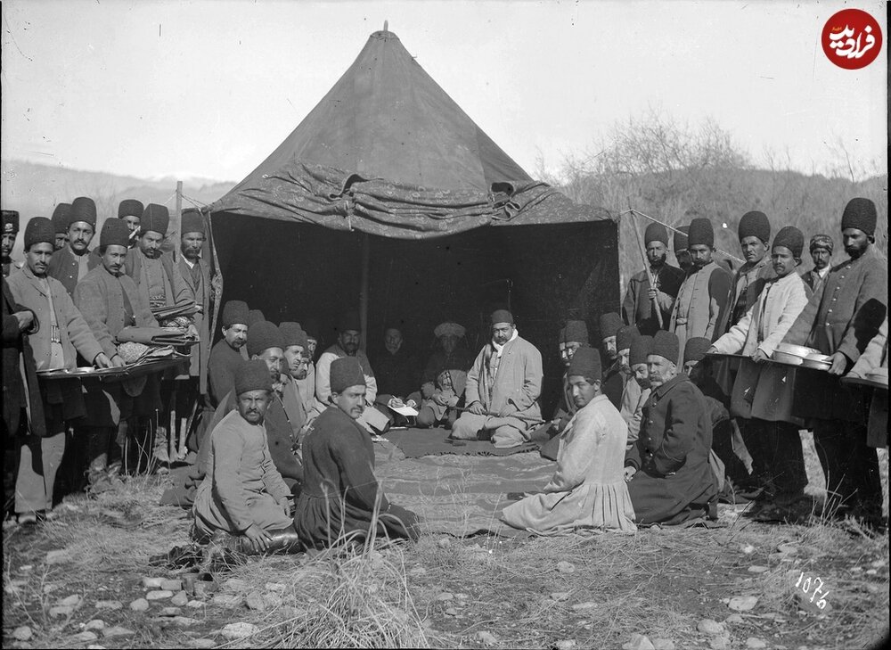 سفر به عصر قاجار؛ از قهوهخانۀ گیلان تا قدیمیترین عکس «نماز جمعه»