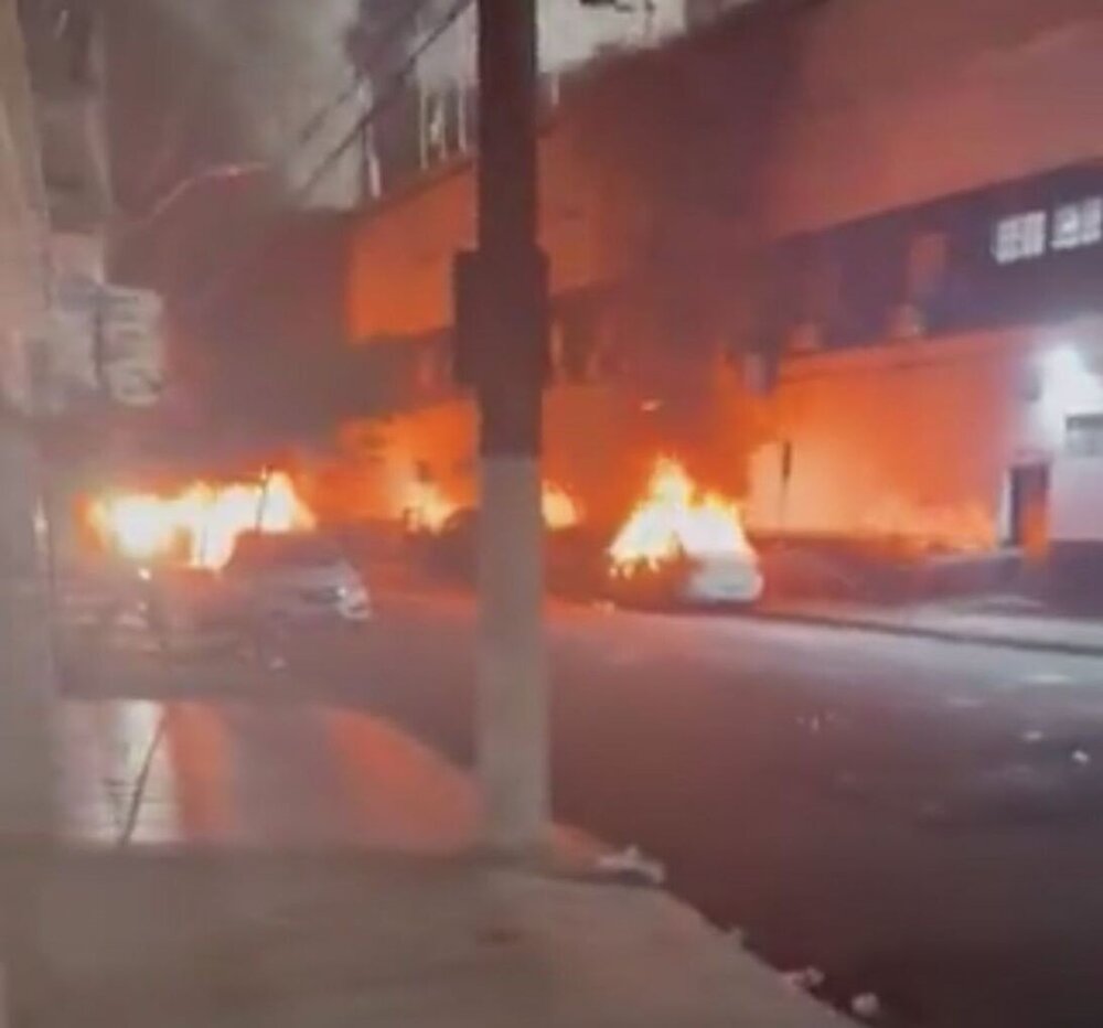 (عکس) هواداران عصبانی پس از سقوط ورزشگاه را به آتش کشیدند