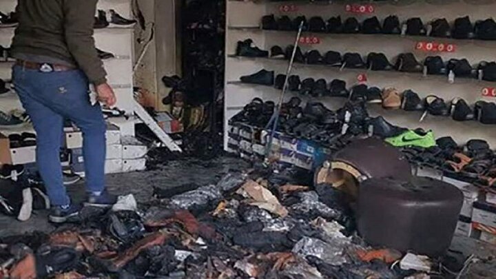آتش گرفتن دو فروشگاه کفش در زاهدان + لحظه اطفای حریق / فیلم