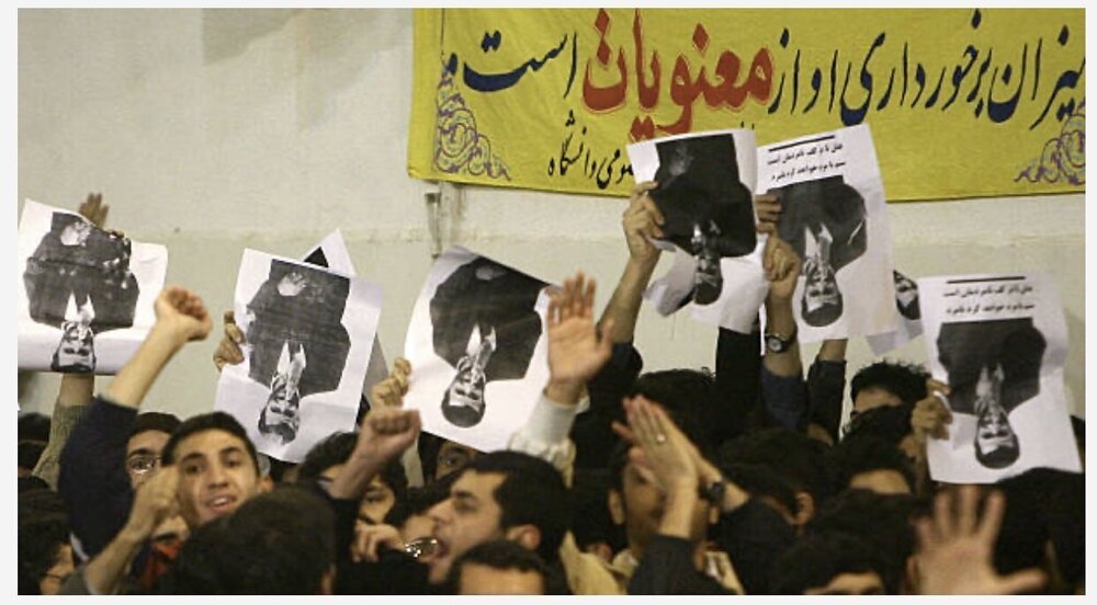 عکسی از سوزاندن تصویر محمود احمدی‌نژاد در دانشگاه /اعتراض معنادار