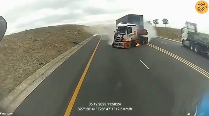 نجات معجزه آسای راننده کامیون از تصادف با تریلی در حال آتش سوزی + فیلم