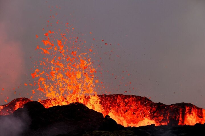 تصاویر حیرت انگیز از فوران زیباترین آتشفشان دنیا + فیلم