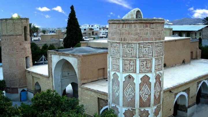 قدمت مسجد جامع داراب چقدر است؟