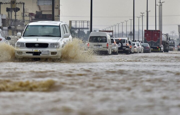 جاری شدن عجیب سیل در خیابان‌ها عربستان پس از بارش باران شدید + فیلم