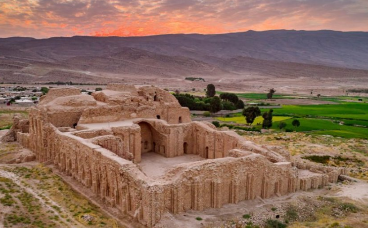 حتما از معماری کاخ اردشیر بابکان فیروزآباد بازدید کنید