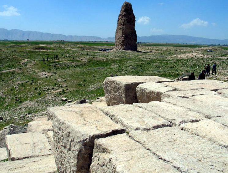 شهر باستانی گور فیروزآباد کجاست؟