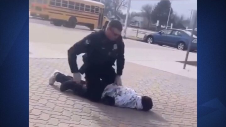 ضربه مغزی دردناک دانش آموز توسط پلیس + فیلم
