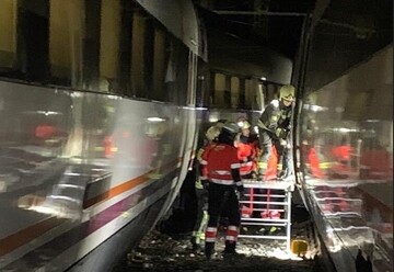 تصادف شاخ به شاخ ۲ قطار مسافربری در جنوب اسپانیا + فیلم