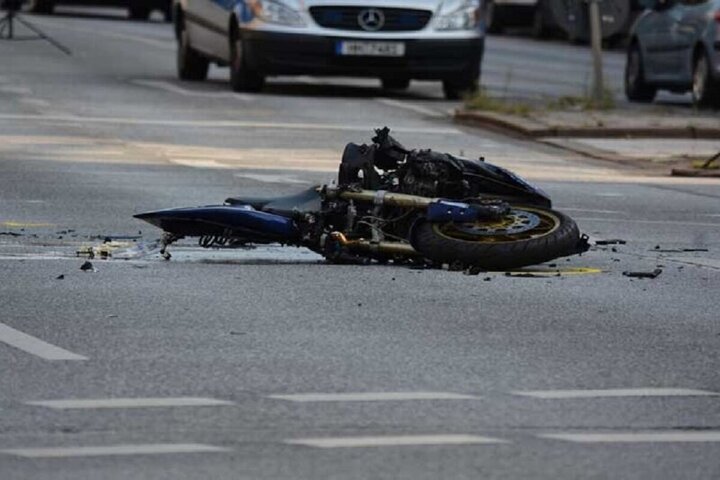 لحظه منفجر شدن موتورسوار روی موتورسیکلتش هنگام عبور از خیابان + فیلم