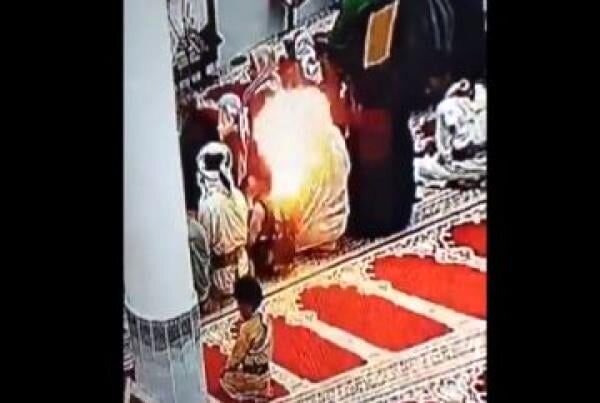 لحظه هولناک آتش گرفتن تلفن همراه در مسجد / فیلم