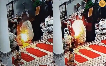 صحنه هولناک منفجر شدن موبایل مرد نمازگزار داخل جیبش در نماز جماعت مسجد + فیلم