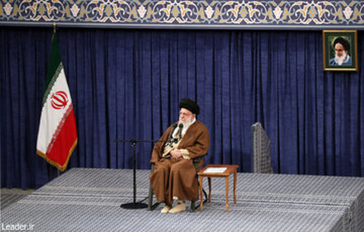 عکس پربازدید از  هاشمی رفسنجانی در دیدار با رهبر انقلاب