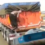 حرکت خطرناک یک مرد بر روی کامیون در حال حرکت! + فیلم