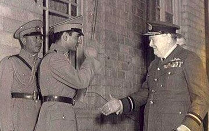 عکس پربازدید از دست دادن چرچیل با محمدرضا پهلوی