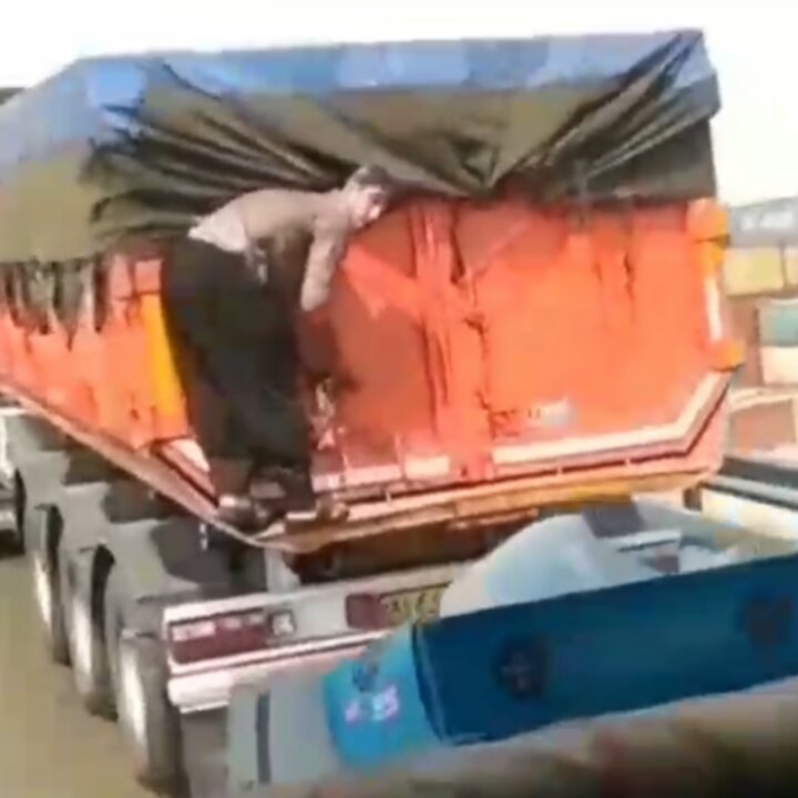 حرکت خطرناک یک مرد بر روی کامیون در حال حرکت! + فیلم