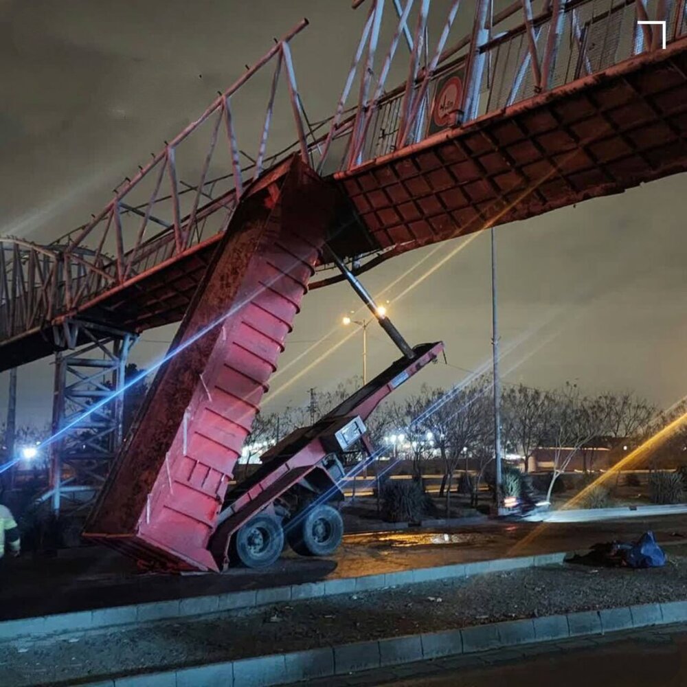 تصویری عجیب و باورنکردنی از برخورد یک تریلر با پل عابر پیاده