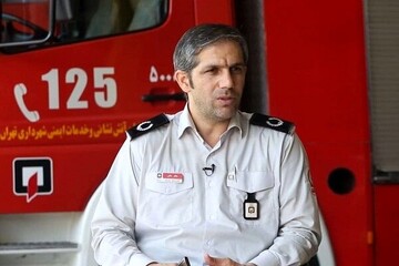 مصدومیت ۲ آتش نشانان در پی حریق گسترده در خیابان امیرکبیر