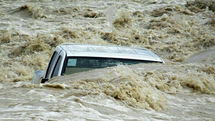 فرار عجیب لحظه آخری خودرو از سیلاب! + فیلم