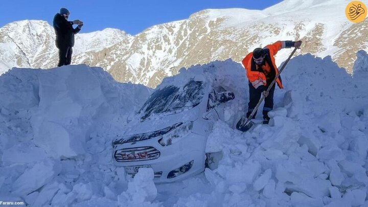 بارش برف سه متری حوالی مرزهای ایران! + مدفون شدن خودروها زیر برف / عکس