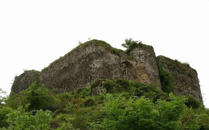 معماری عجیب قلعه صلصال لیسار