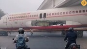 گیر افتادن هواپیمای غول پیکر زیر یک پل در هند! + فیلم