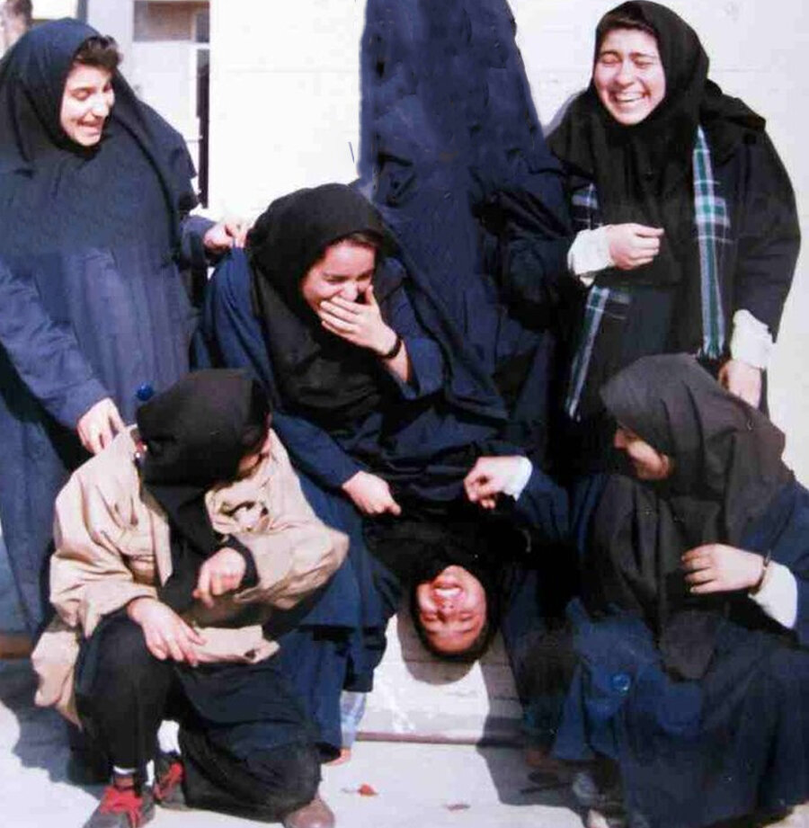 عکس خنده‌دار دانش آموزان دختر در سال ۷۳