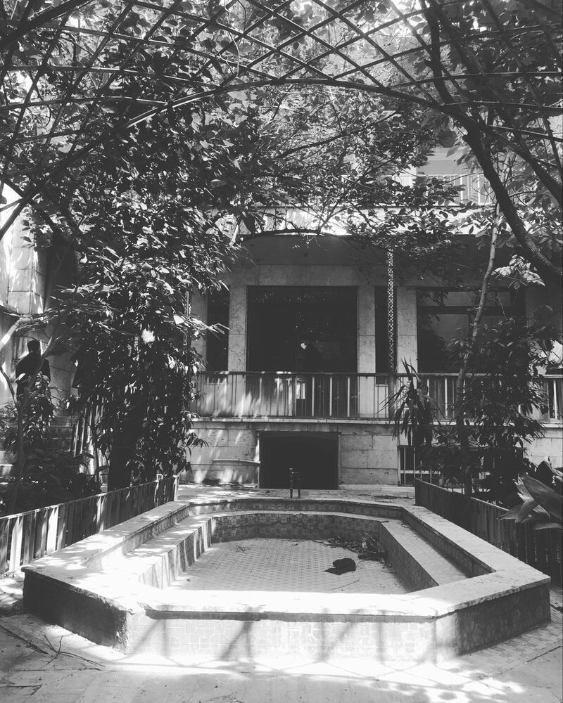 عکسی از حیاط خانه شاعر نامدار ایرانی