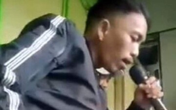 تصاویر وحشتناک از لحظه منفجر شدن میکروفون خواننده هنگام اجرای زنده + فیلم