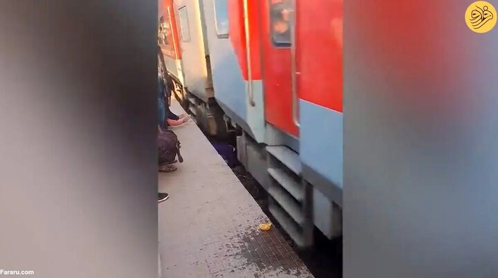 نجات لحظه آخری مادر و کودک از زیر قطار + فیلم هولناک