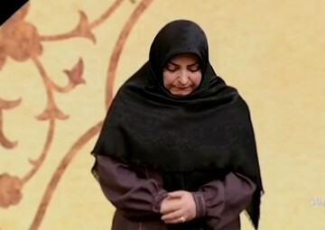 گریه های مجری زن مشهور هنگام اعلام خبر شهادت شهروندان مظلوم در حادثه تروریستی کرمان + فیلم