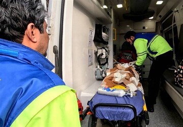 لحظه انتقال کودک ۴ ساله مجروح‌ در انفجار تروریستی کرمان به تهران با هلیکوپتر + عکس