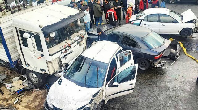 تصادف زنجیره ای در تهران + برخورد هولناک کامیون با ۱۲ ماشین در تهرانپارس
