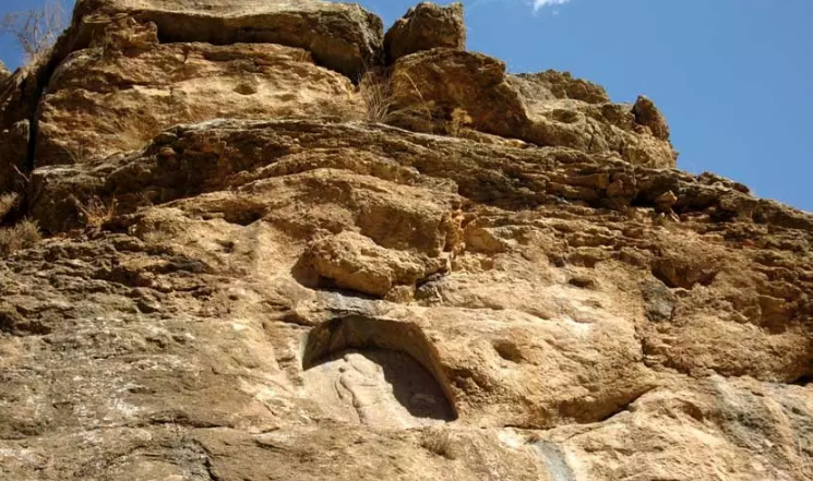 حتما از کتیبه تنگی ور کامیاران کردستان بازدید کنید