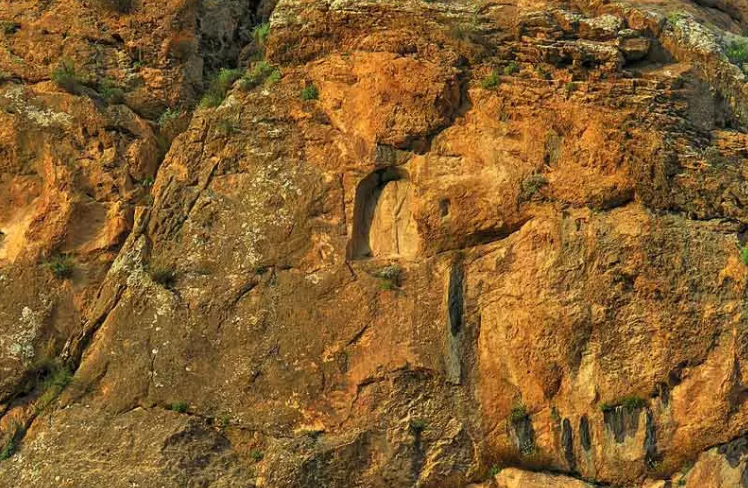 حتما از کتیبه تنگی ور کامیاران کردستان بازدید کنید