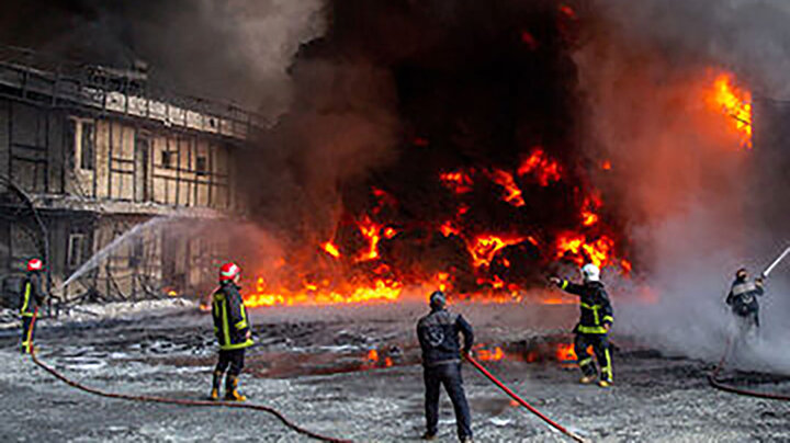  آتش گرفتن کارخانه آرایشی و بهداشتی در فردیس کرج / ۲۳ نفر راهی بیمارستان شدند