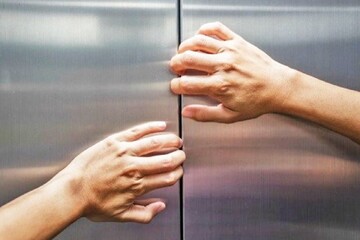 اگر در آسانسور موقع قطع برق گیر کردیم چه کنیم؟ /آموزش + فیلم